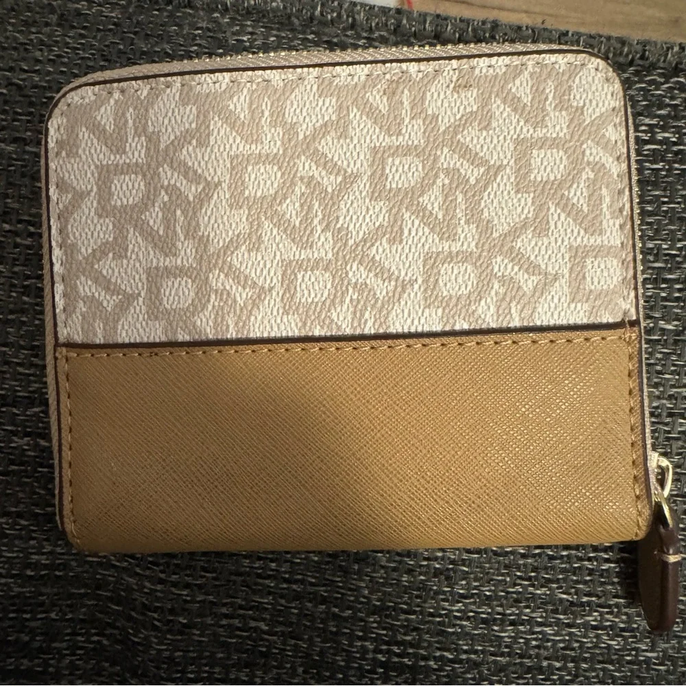 🤍 DKNY Monogram Zip-Around Wallet